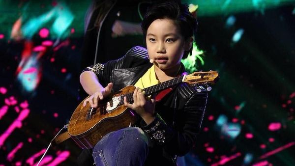 10 Potret Feng E, Bocah 11 Tahun yang Jago Main Ukulele