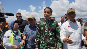 Foto: Jokowi Berjaket Loreng Saat Tiba di Palu