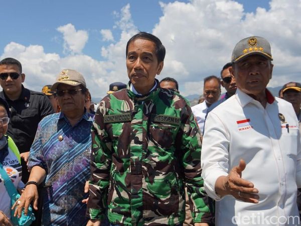 Foto: Jokowi Berjaket Loreng Saat Tiba di Palu