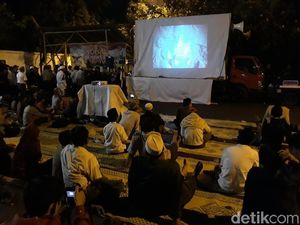 Nobar Film G30S/PKI Digelar di Depan Rumah Soeharto di Solo Nobar Film G30S/PKI Digelar di Depan Rumah Soeharto di Solo