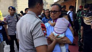 Mensos Agus Gumiwang Gendong Balita di Lokasi Gempa Palu