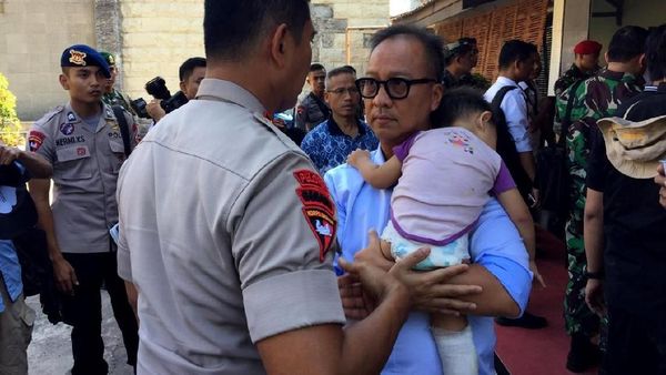 Mensos Agus Gumiwang Gendong Balita di Lokasi Gempa Palu