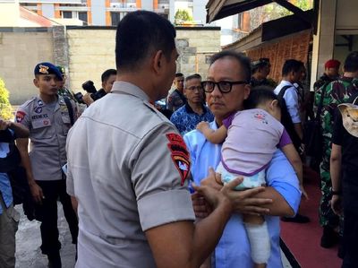 Mensos Agus Gumiwang Gendong Balita di Lokasi Gempa Palu
