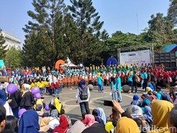 1.000 Pelajar Kompak Main Angklung di Dago Bandung