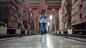 Begini Sibuknya Produksi Kotak dan Bilik Suara Pemilu 2019