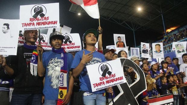 Suporter tim Arema FC membawa spanduk saat Ikrar Damai Sepakbola Indonesia di Stadion Kanjuruhan, Malang, Jawa Timur, Sabtu (29/9). 