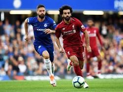 Mohamed Salah yang sedang menguasai bola ditempel ketat oleh Olivier Giroudd di Stamford Bridge tadi malam. (Shaun Botterill/Getty Images)