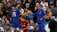 Olivier Giroud menjabat tangan manajer Chelsea, Maurizio Sarri, saat diganti oleh Alvaro Morata. (John Sibley/Reuters)