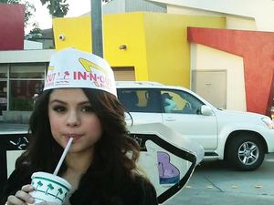 10 Seleb Hollywood Ini Nggak Bisa Menolak Kelezatan Fast Food