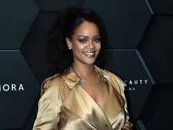 Promosi Kosmetik Baru, Rihanna Pakai Gaun Seksi Seharga Rp 100 Juta