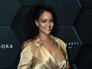 Anak Berbakti, Rihanna Kirim Ventilator untuk Ayah yang Kena Virus Corona Anak Berbakti, Rihanna Kirim Ventilator untuk Ayah yang Kena Virus Corona