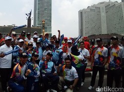 Kemeriahan Warga Sambut Pawai Obor Asian Para Games