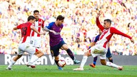 Lionel Messi bahkan nyaris selalu dikawal lebih dari satu pemain Bilbao. (Foto: David Ramos/Getty Images)