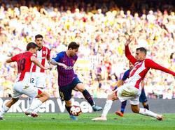 Lionel Messi bahkan nyaris selalu dikawal lebih dari satu pemain Bilbao. (Foto: David Ramos/Getty Images)