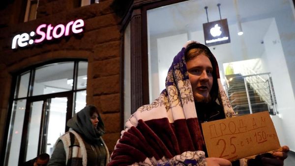 Ratusan Joki Antrean iPhone di Moskow Gigit Jari