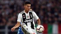 Menurut data yang dilansir KPMG Football (per 1 Oktober 2018), Ronaldo saat ini memiliki 340 juta pengikut di media sosial (penduduk Indonesia tahun ini diprediksi berjumlah 264 juta). Ronaldo punya pengikut terbanyak di Facebook (123 juta), lalu Instagram (143 juta) dan Twitter (75 juta). (Gabriele Maltinti/Getty Images)