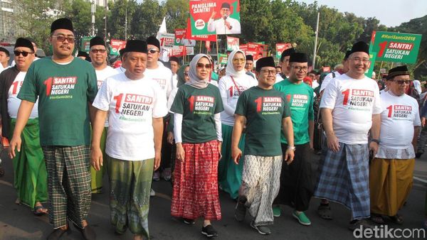 Potret Cak Imin Jalan Sehat Sambil Sarungan di Monas