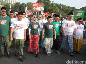 Potret Cak Imin Jalan Sehat Sambil Sarungan di Monas