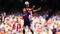 Sergi Robaert terlibat duel udara dengan Raul Garcia. (Foto: David Ramos/Getty Images)