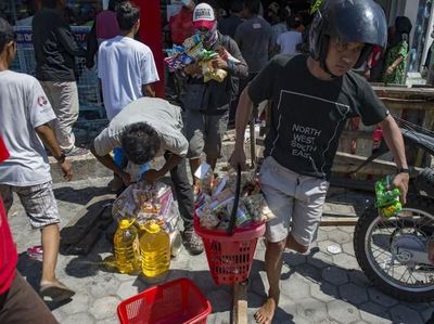 Foto: Korban Gempa Ramai-ramai Ambil Barang Minimarket di Palu