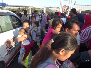 Tiba di Makassar, Korban Gempa Palu Menangis Bertemu Keluarga