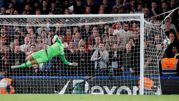 Kepa Arrizabalaga gagal mengantisipasi tendangan keras Daniel Sturridge.
