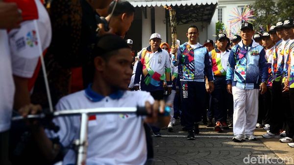 Pawai Obor Asian Para Games di Balai Kota Meriah Banget