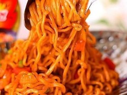 Ikut Tantangan Makan Durian dan Mi Pedas, Aktris Malaysia Ini Dilarikan ke RS