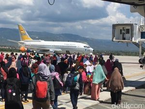 Cerita Pengungsi Gempa Palu Antre Berjam-jam demi Terbangkan Anaknya