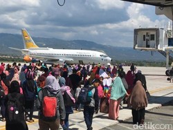 Cerita Pengungsi Gempa Palu Antre Berjam-jam demi Terbangkan Anaknya