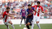 Seperti yang sudah-sudah. Barcelona selalu mendominasi permainan dari lawannya. (Foto: David Ramos/Getty Images)
