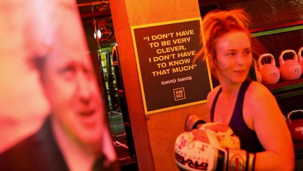 Di Inggris Ada Olahraga Unik: Gebukin Tokoh Politik!