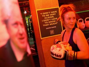 Di Inggris Ada Olahraga Unik: Gebukin Tokoh Politik!