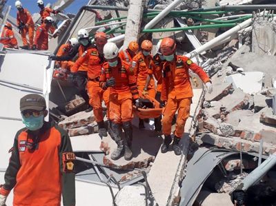 Foto: Evakuasi Korban Gempa dari Reruntuhan Hotel Roa Roa Palu