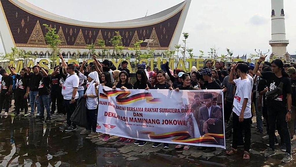 Aksi Jalan Sehat Maminang Jokowi