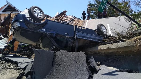 Luluh Lantak Palu Diterpa Tsunami: Jalan Hancur-Mobil Berserakan