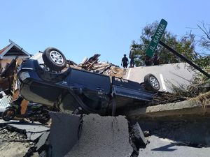 Luluh Lantak Palu Diterpa Tsunami: Jalan Hancur-Mobil Berserakan