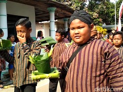 Kemeriahan Warga Ramaikan Kirab Tumpeng Encek