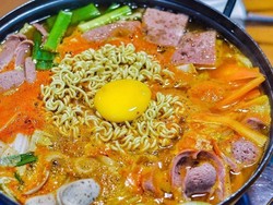 Slurp! Budae Jjigae Berkuah Gurih Pedas dengan Isian Komplet Ada Di sini