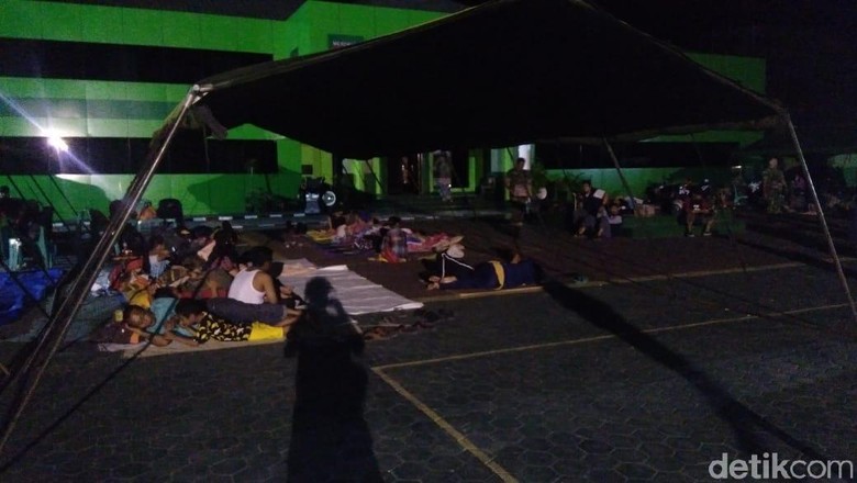 Kondisi Sebagian Korban Tsunami Palu Mengungsi di Markas Korem Kondisi Sebagian Korban Tsunami Palu Mengungsi di Markas Korem