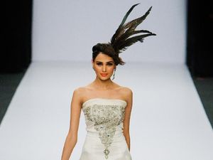 Bikin Deg-degan, Model Cantik yang Sedang Hamil Ini Terpeleset di Catwalk