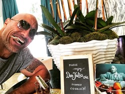 Meski Berdiet Ketat Dwayne Johnson The Rock Tetap Melahap Sushi
