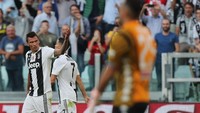 Juve kemudian menyamakan skor lewat sundulan Mario Mandzukic di menit ke-26. Foto: Gabriele Maltinti/Getty Images