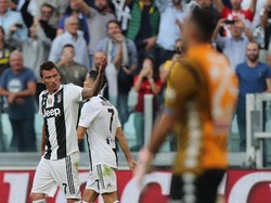 Juve kemudian menyamakan skor lewat sundulan Mario Mandzukic di menit ke-26. Foto: Gabriele Maltinti/Getty Images