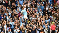 Menghadapi Newcastle United, City kembali menuai kemenangan, yakni dengan skor 2-1. Gol dibuat oleh Sterling dan Kyle Walker. Walker menambah panjang deretan pencetak gol City.  (Clive Mason/Getty Images)