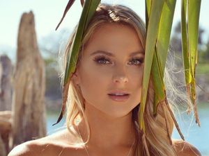 Potret Gaya Liburan Model Seksi yang Juga Stuntwoman Potret Gaya Liburan Model Seksi yang Juga Stuntwoman