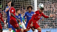 Roberto Firmino berupaya untuk menanduk bola untuk menyamakan kedudukan dengan Chelsea. (John Sibley/Reuters)