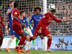 Roberto Firmino berupaya untuk menanduk bola untuk menyamakan kedudukan dengan Chelsea. (John Sibley/Reuters)