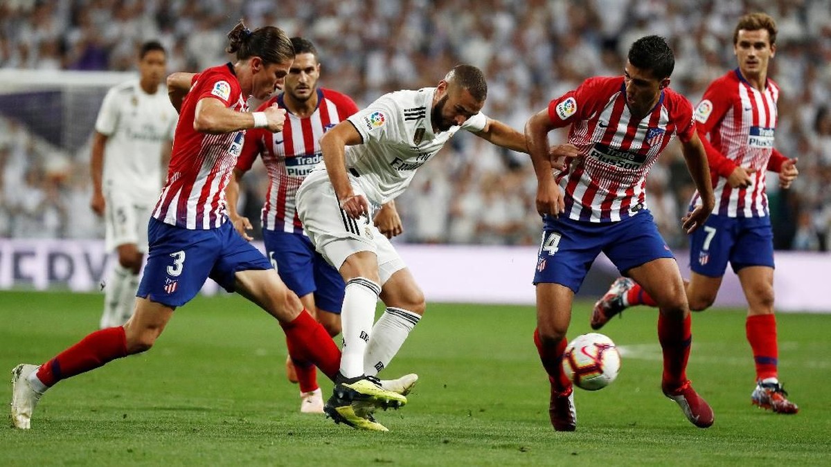 Karim Benzema dalam salah satu edisi Real Madrid melawan Atletico Madrid. (Foto: Javier Barbancho/Reuters)