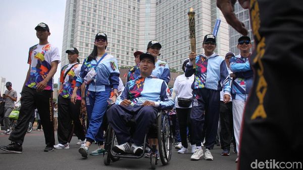 Kemeriahan Pawai Obor Asian Para Games 2018 di CFD